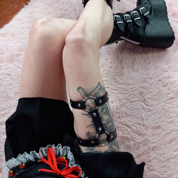 SOLD OUT Vegan leather dbl O ring sexy thigh garter! 😍 adjustable for all thigh - Picture 4 of 11